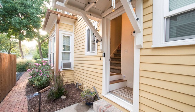 Cozy Victorian Cottage in the Heart of Old Town!