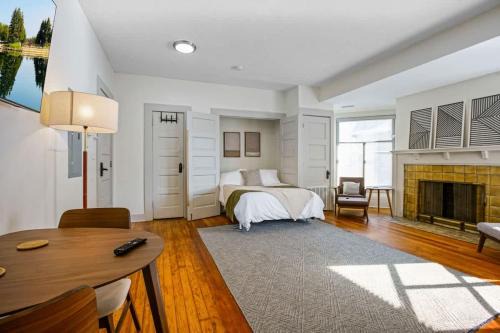 Cozy Victorian Studio Steps from Cleveland Clinic
