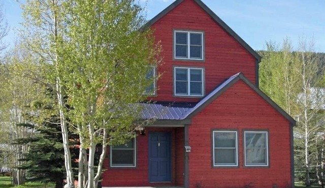 Crazy Horse! Quiet dead-end street & perfect for pets. Private HOT TUB!