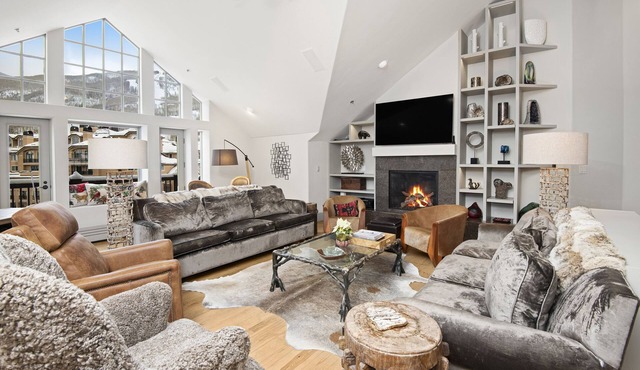 CRBC-LUX PH-LOCATION! Ski in/out, Walk to Ski School, Ice Rink, Shops, Dining!
