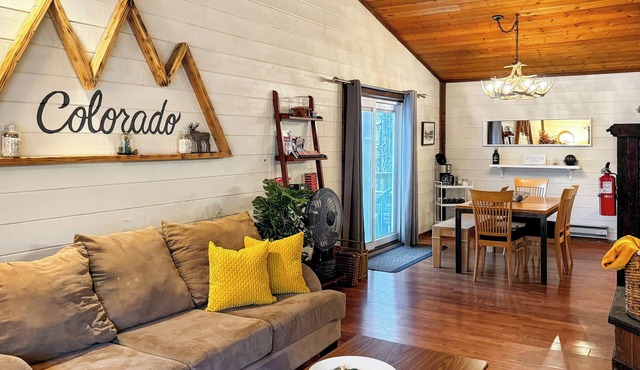 Creekside Retreat/HotTub/GameRoom/Indoor Fireplace/Mountain Views