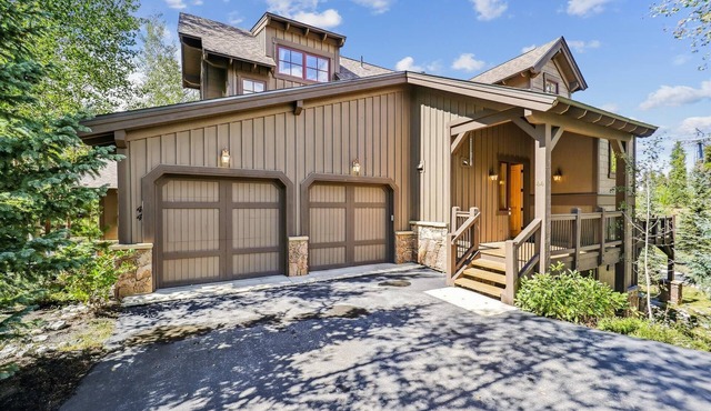 Cucumber 44 In the exclusive Shock Hill Neighborhood, Gondola Access, Pet friendly, Hot Tub!