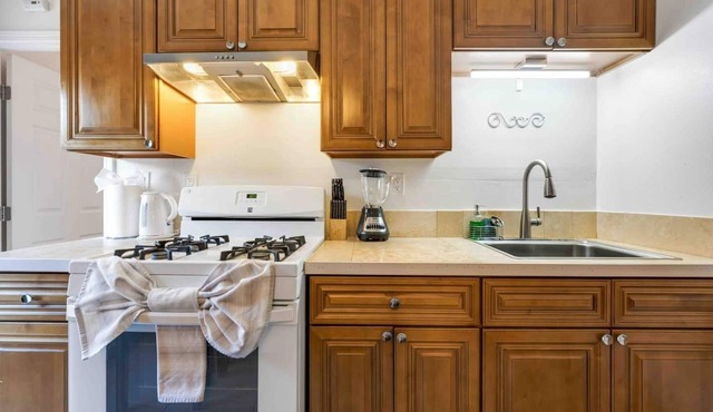 Cute 3 BR Condo W/Pool Access Near UC Riverside