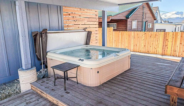 Dairy Flat 2BR — Hot Tub, Fenced Dog Yard, Walk to Downtown Leadville
