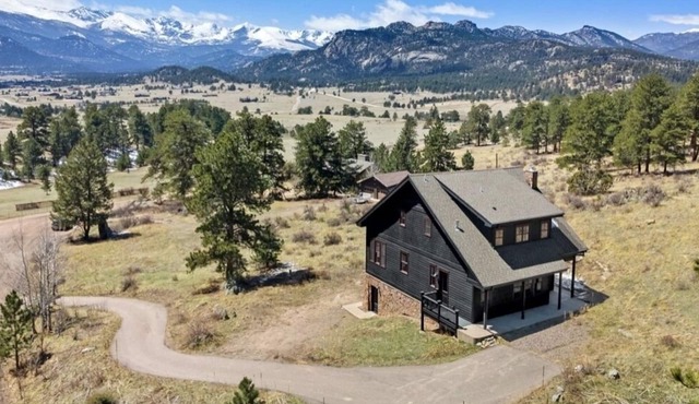 December Sale! Spectacular Views of Long's Peak- 10 minutes to town-3 full bath