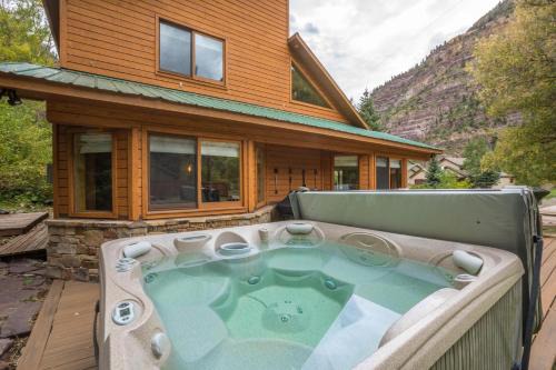 Deer Crossing Cottage in Ouray CO
