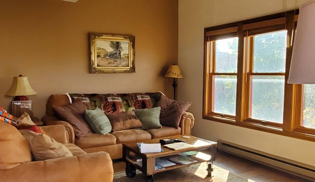 Delightful Centrally located 2-bedroom condo w/Pool, Hot Tub & Sauna