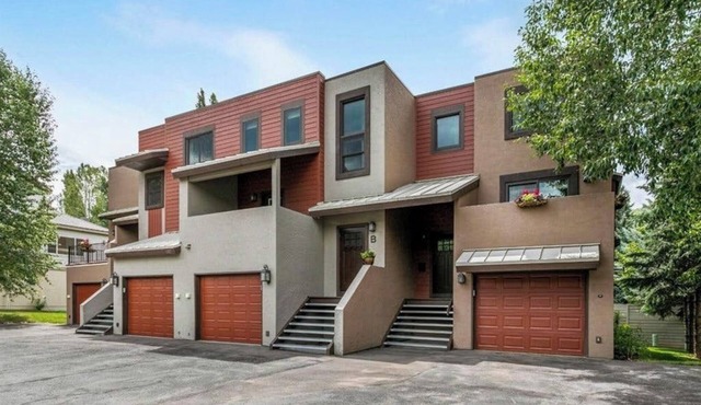 Delightful ski condo with private hot tub, easy slope access & modern interior
