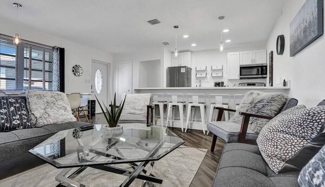 Deluxe Haven: Modern Elegance & Comfort, Beach