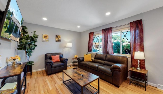 Denver Remodeled 2 King Beds Large yard Upper Unit