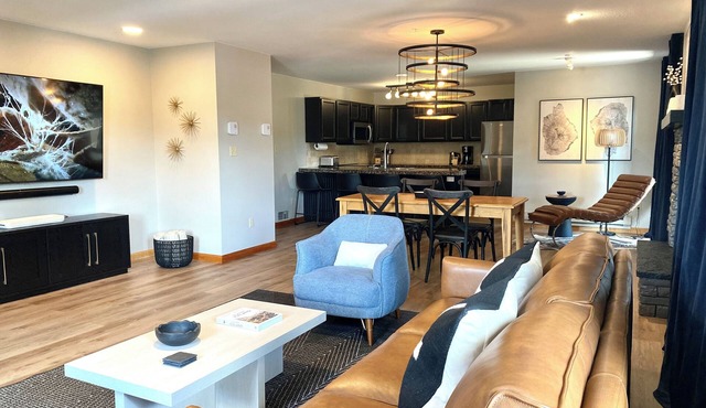 Designer Condo #3: Views, Hot Tub, Fireplace, 75" & 55" TVs, Sonos, Town/Ski Bus