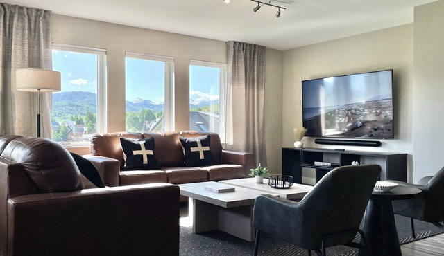 Designer Condo #5, Epic Views, Hot Tub, 75" & 55" TVs, Sonos, Free Winter Bus