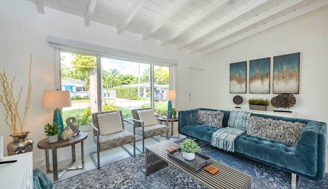 Designer Pool Home! BNR Vacation Rentals