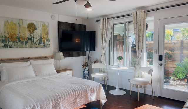 Discover a spotless, sun-filled studio, convenient base for business travelers.