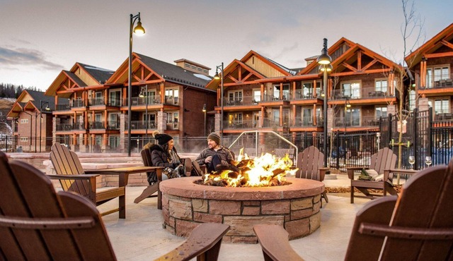 DISTINCT FAMILY-FRIENDLY LUXURY GETAWAY NEAR BLUE RIVER