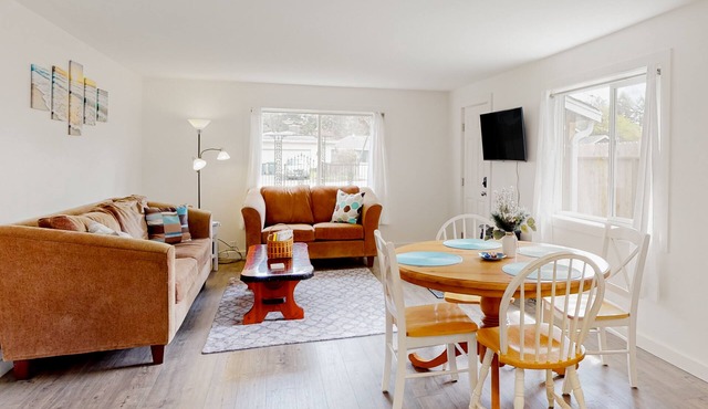 Dog-friendly home with washer/dryer & free WiFi - half mile to hiking & zoo