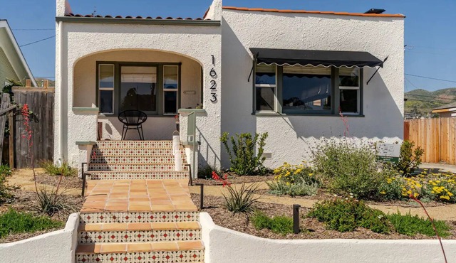 Dog Friendly Midtown Spanish Bungalow + EV charger