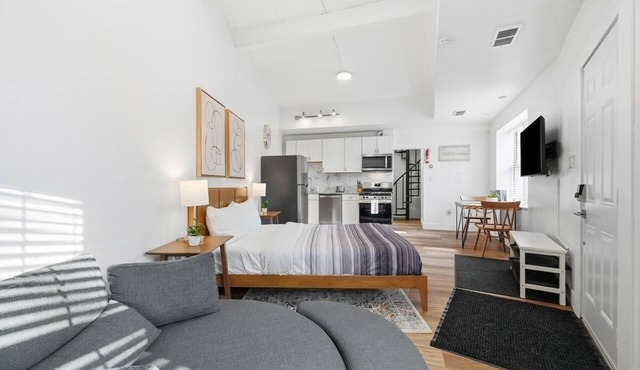 Dormont Pittsburgh 1A Bright and Cozy Studio Apartment With Free Parking