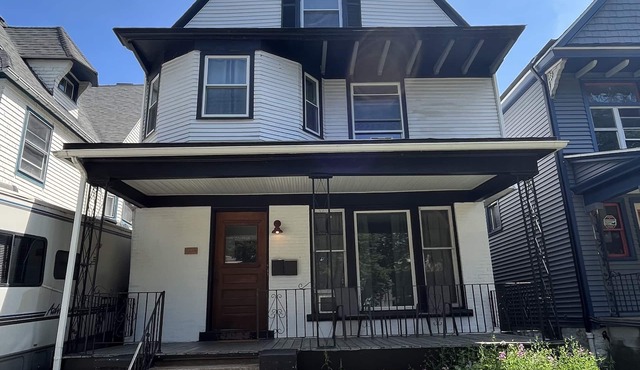 Downtown Duplex, Upper/Lower With Game Room! Central Location, Sleeps 14