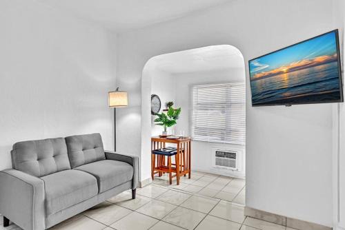 Downtown Hollywood Beach Blvd Studio Getaway