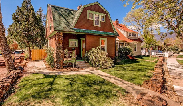 DOWNTOWN VICTORIAN WITH HOT TUB!