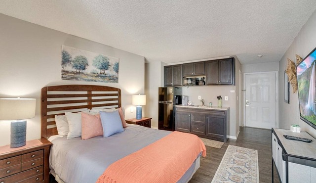 DTC Studio! Free Parking & Fast WiFi!