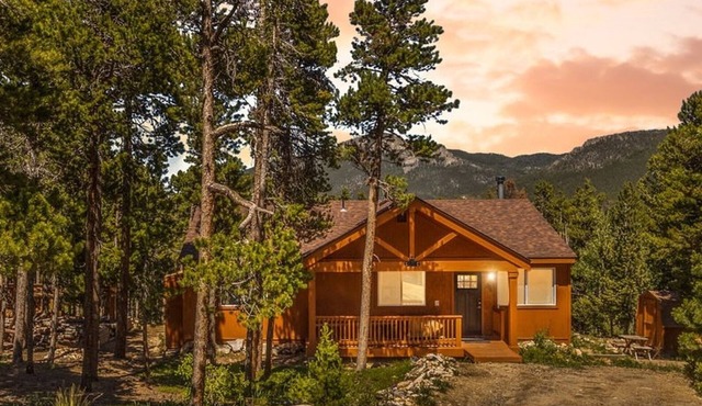 Eco Friendly Cabin with Hot Tub + Golden Gate Canyon Views