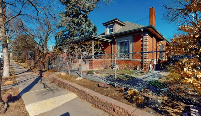 Elati Guesthouse: Walkable Home in Arts District