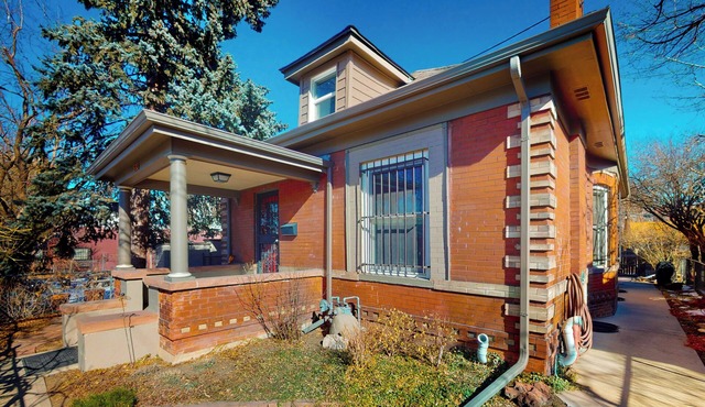 Elati Guesthouse: Walkable Home in Arts District