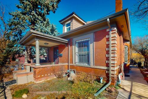 Elati Guesthouse: Walkable Home in Arts District
