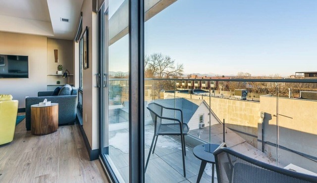 Elegant & Bright Apt W/Balcony And Roof Top Patio