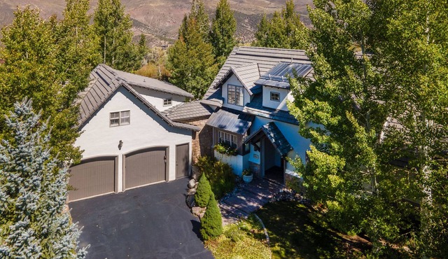 Elegant Getaway | Hot Tub, Gourmet Kitchen | 20 Mins to Vail