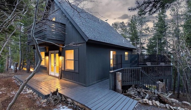 Elevated Escape - Hike, Ski, Hot Tub & Game Room