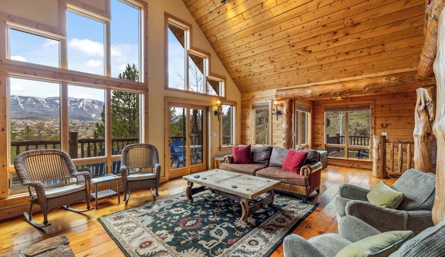 Emerald Lookout - Views, Hot Tub, Trails Right Next Door