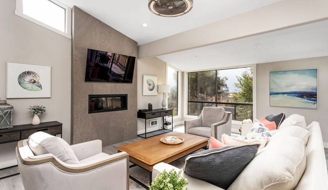 Endless Summer Ocean View Condo, Fast Wifi, Walk to Racetrack, Dining