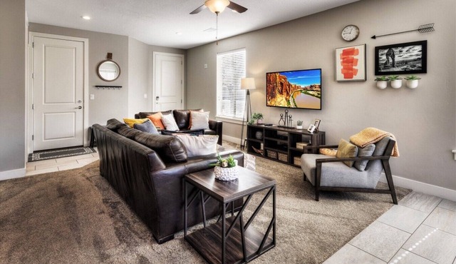 Entrada 417 | 3BR Luxury Townhome, Pool, Hot Tub, Garage