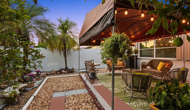 Epic! 3 miles~Hard Rock Stadium. King bed-Grill-Free Parking. Midpoint location!