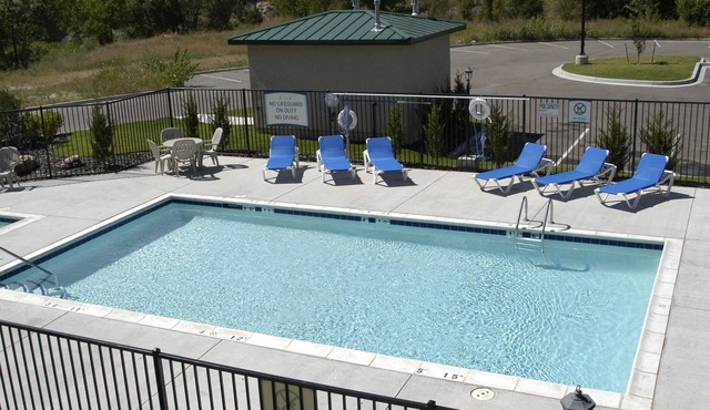 Equipped Suite with Seasonal Outdoor Pool Access! Housekeeping + Business Center