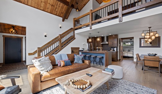 Estes Dream! End Unit with Patio, Indoor/Outdoor Fireplace and Jacuzzi