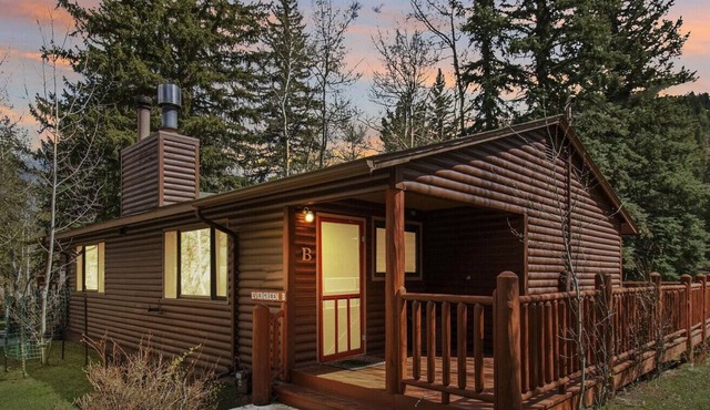 Evergreen Cabin B: Scenic River Views