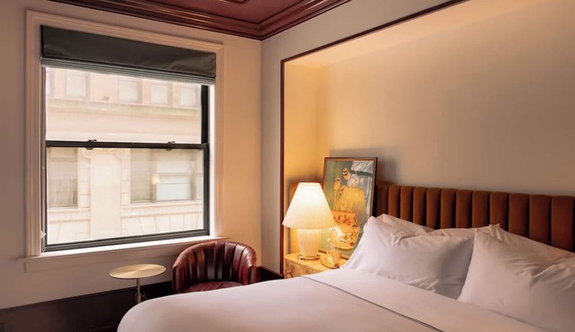 Exclusive Corner King Space at Fidelity Hotel, Fine Dining, Downtown Access