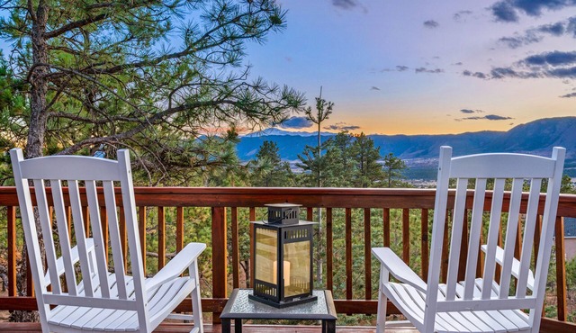 Expansive Monument Home: Hot Tub & Mountain Views!