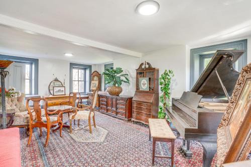 Experience a 17th-Century Spring Manor