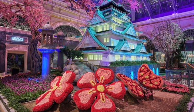 Experience the world-famous Las Vegas Strip! W/Pool, Parking Access!
