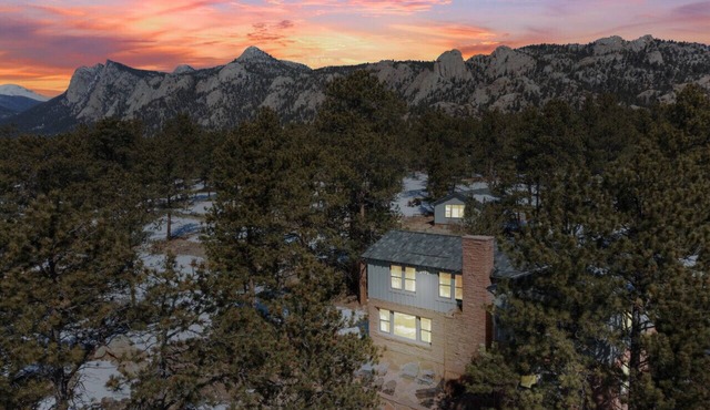 Family-Friendly 4BR Home w/Views – Minutes to Town