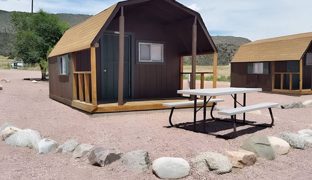 Family-Friendly Cabin with Fire Pit, BBQ, Picnic Area, and Free Parking
