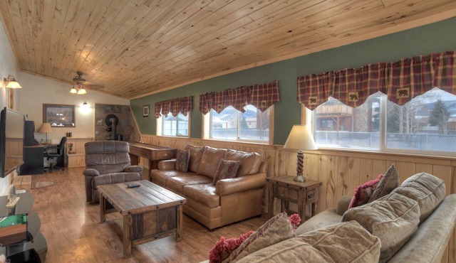 Family Friendly Cabin - Near Downtown Creede - Shuffleboard