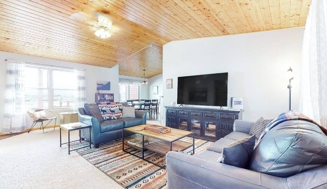 Family Friendly Creekside Cabin w/mountain views, deck & wildlife
