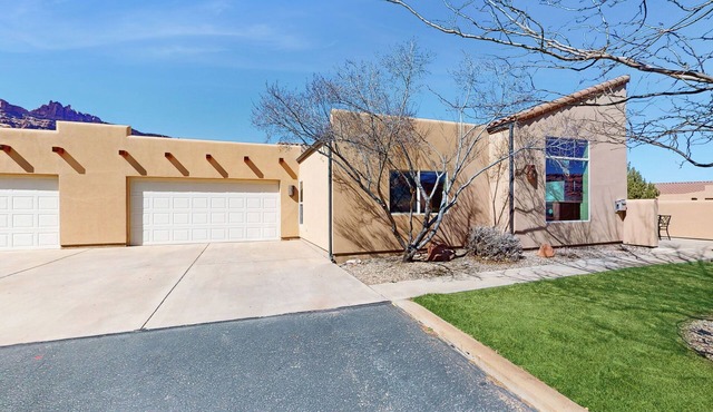 Family-Friendly Home with Shared Seasonal Hot Tub and Pool and Mountain Views