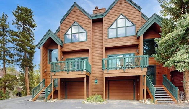 Family-Friendly Townhouses with WiFi, Wood Fireplaces, and Private Washer/Dryers